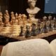 GM Sócrates analyzing a chessboard, blending classical strategy with modern AI insights in 2026 chess.